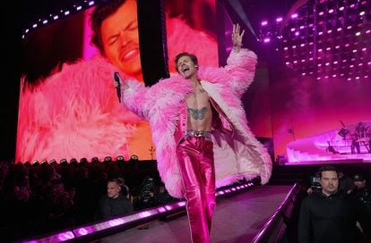Uno de los estilismos que llevó Harry Styles en una de sus actuaciones en el festival de Coachella fue este abrigo largo de pelo rosa sobre un traje a juego en tejido metalizado, firmado por Gucci.