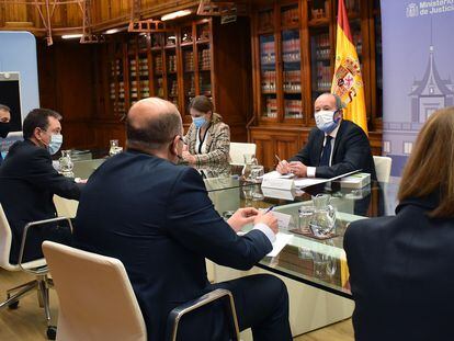 El ministro de Justicia, Juan Carlos Campo con representantes de las asociaciones judiciales en Madrid el pasado 18 de diciembre.