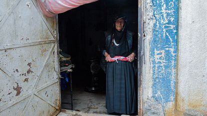 Hashia en la puerta del pequeño cuarto del colegio abandonado de Tal Tamr, donde vive con su marido. Huyeron de Ras Al Ayn en 2019 porque un bombardeo turco hizo añicos su antiguo hogar.