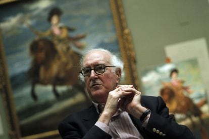 El hispanista Jonathan Brown, en la sala Velázquez del Museo del Prado, en diciembre de 2019.