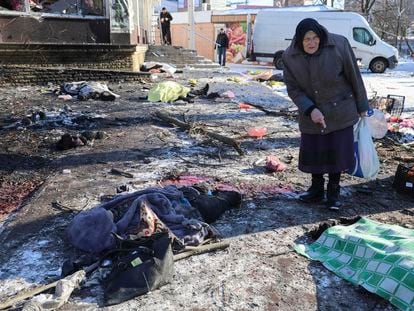 Una anciana camina entre los cadáveres de varias personas tras un ataque este domingo en la ciudad ocupada de Donetsk.