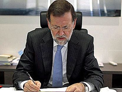 El PP llega al traspaso de poder con presión en los mercados y Rajoy callado