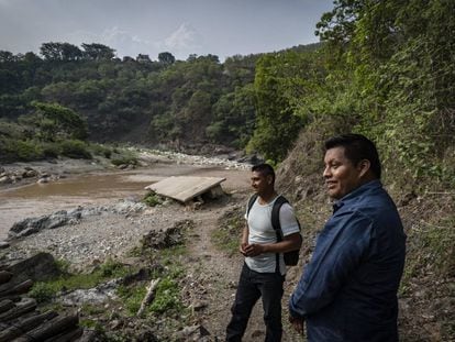 Representantes de la región tlapaneca del municipio Ayutla de los Libres observan el río de la comunidad Barranca de Guadalupe.