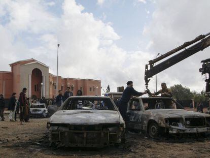 Una gr&uacute;a retira los coches calcinados por el atentado del domingo en Shahat, en el este de Libia