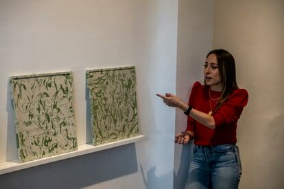 Fátima González, directora de Galería Campeche, explica a los asistentes la exposición de Julieta Gil.