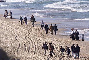Varios palestinos tienen que dar un rodeo por la playa tras el cierre por parte de Israel de la principal carretera que conduce a Gaza.
