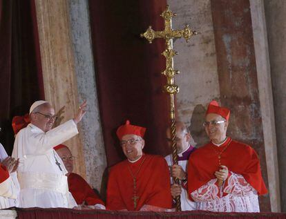 El cardenal argentino Jorge Mario Bergoglio, sale al balcón de la Plaza de San Pedro como el Papa Francisco, vestido todo de blanco, ha impartido su primera oración Urbi et Orbi y, antes, ha pedido a sus hermanos que recen por él.