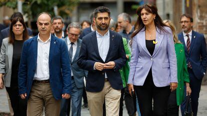 Jordi Turull, secretario general de Junts, el ya exvicepresidente Jordi Puigneró y la presidenta Laura Bòrras, este viernes en la sede de Junts en Barcelona.