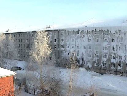 En vídeo, imágenes del edificio residencial de Irkutsk y declaraciones de una de las vecinas.