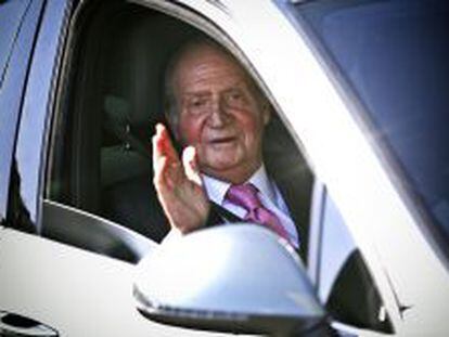 El Rey Juan Carlos saluda a su llegada al Hospital Quir&oacute;n Madrid.