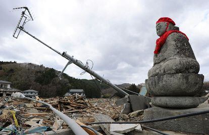 Una estatua ritual en medio del panorama en el que quedó la ciudad portuaria de Ishinomaki tras el tsunami.