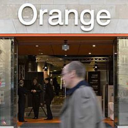 Un hombre pasa por delante de una tienda de Orange
