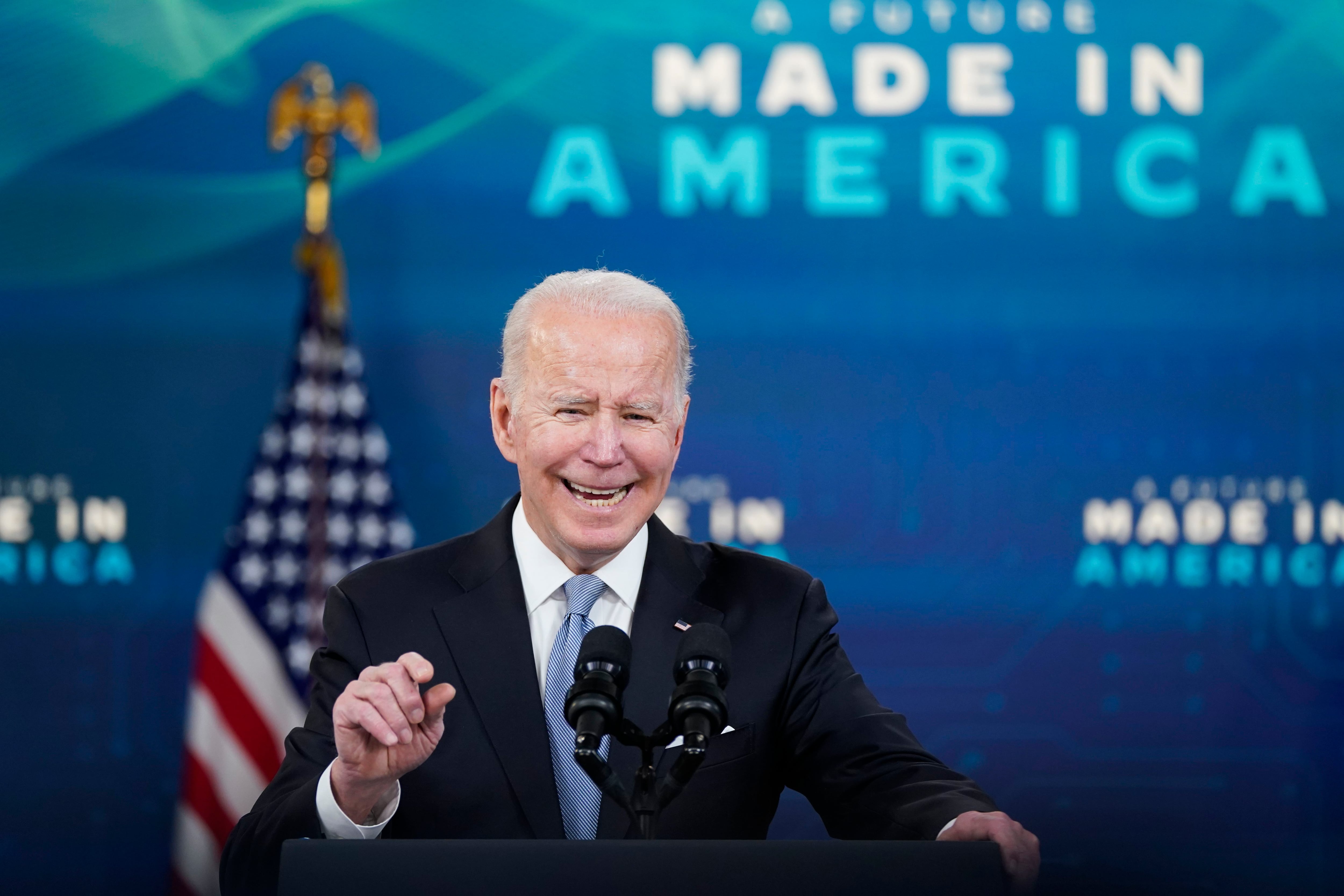 El presidente Joe Biden pronuncia un discurso sobre la industria, el 8 de febrero de 2022 en la Casa Blanca.