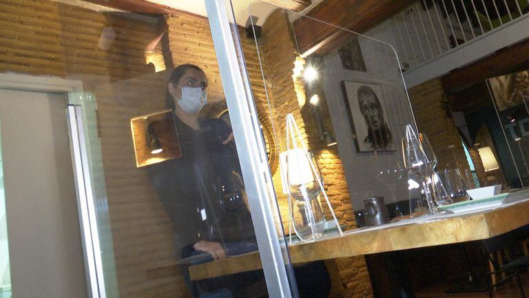 Un restaurante en Valencia tras instalar mamparas para separar a los clientes.