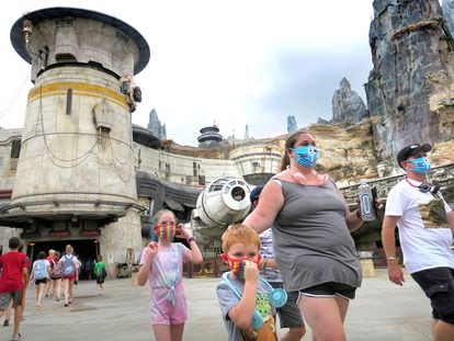 Visitantes entrando y saliendo de la atracción del 'Halcón Milenario' tras la reapertura de Disney World en julio pasado.