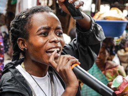 La activista Grâce Maroy informa sobre el coronavirus en uno de los mercados más concurridos de Bukavu. Estaba sorprendida: cuando sus compañeros de LUCHA y ella comenzaron a hablar con las vendedoras, se dieron cuenta de que la gente apenas conocía el peligro.