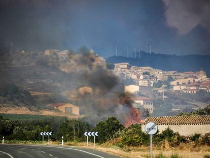 San Martín de Unx, Navarra, 19/06/2022 - Varios vehículos abandonan San Martín de Unx durante el incendio fotestal de Ujué. Foto: Pablo Lasaosa