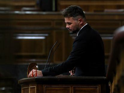 Gabriel Rufián muestra tres cartuchos de bala en la tribuna del Congreso.