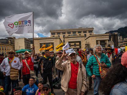 Personas ven el discurso de Gustavo Petro, en la Plaza Bolívar, en Bogotá, el 1 de mayo del 2023.
