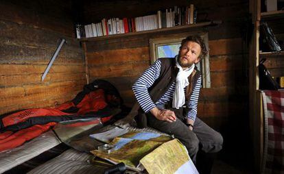 Sylvain Tesson, en la cabaña del lago Baikal en la que se recluyó para escribir 'La vida simple'.