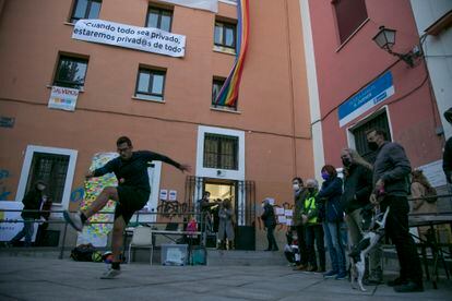 Concentración de vecinos de la Casa del Cura en la Plaza del Dos de Mayo, que el ayuntamiento de Madrid pretende desalojar.