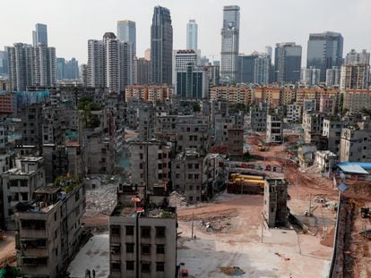 Vista del desarrollo del área de Xiancun, vista desde un edificio de nueva construcción en Guangzhou (China).