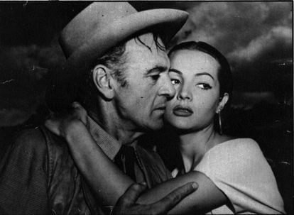 Fotograma de la película 'Veracruz', dirigida por Robert Aldrich. En la foto, Gary Cooper junto a Sara Montiel.