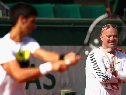 Agassi observa a Djokovic durante un entrenamiento.