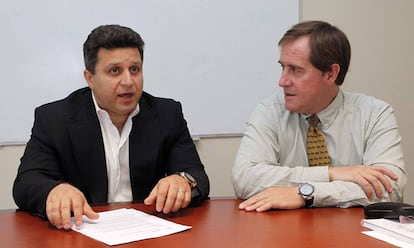 Barmak Meftah, consejero delegado de AlienVault (izquierda), junto a Alberto G&oacute;mez, socio director de Adara, durante una entrevista con Cincod&iacute;as en 2013.