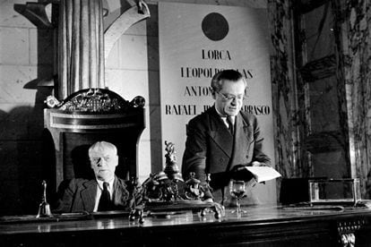 El escritor Tristan Tzara en un momento de su discurso al Congreso junto con el presidente de la sesión, el también francés Julien Benda, en el Ayuntamiento de Valencia el 4 de julio de 1937.