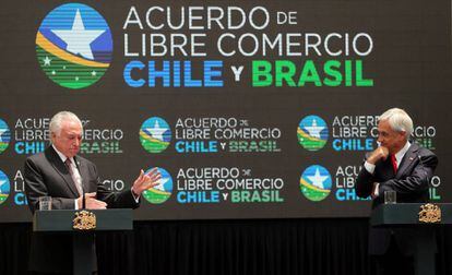 Los presidentes de Brasil, Michel Temer (izquierda) y de Chile, Sebastián Piñera, hablan en rueda de prensa durante la firma del TLC entre sus dos países.