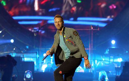Chris Martin, líder de Coldplay, en un momento del concierto que han ofrecido en el estadio Vicente Calderón.