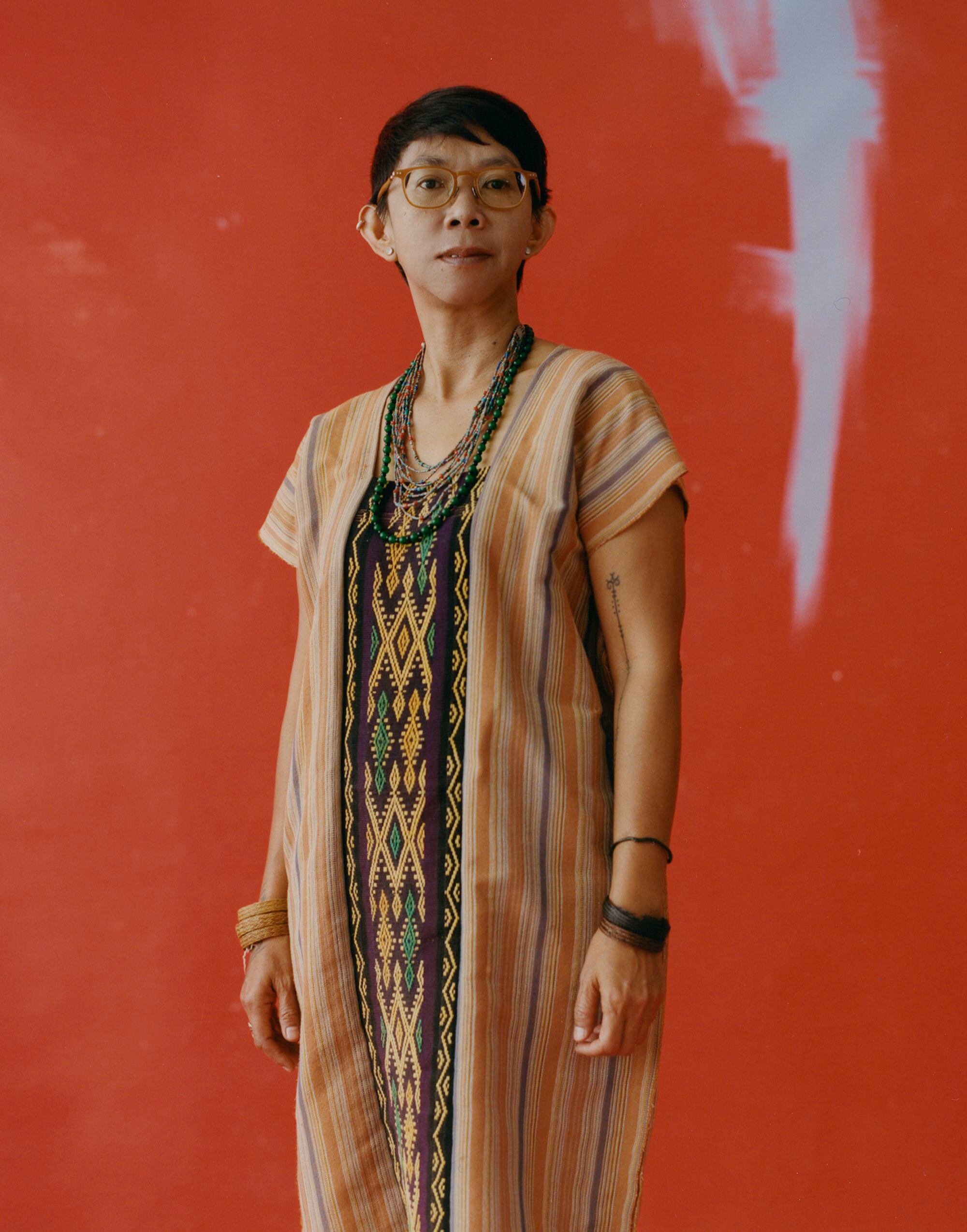 Ella es actualmente Vicesecretaria para Asuntos de Cultura Social de la Secretaria General de la Alianza de Pueblos Indígenas del Archipiélago (AMAN por sus siglas en indonesio), la mayor organización indígena del mundo. A lo largo de 18 años, ha participado activamente en cuestiones indígenas a nivel local, nacional e internacional.    
