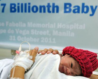 Danica Camacho, junto a su madre en el hospital Memorial José Fabella de Manila (Filipinas)