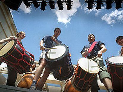 El grupo de percusión japonés Akatsuki Daiko, ayer en el cauce del río Turia, en Valencia.