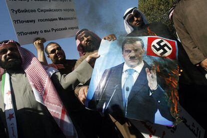 Manifestantes protestan ante la Embajada rusa en Kuwait con un retrato del presidente Medvédev caracterizado como Hitler.