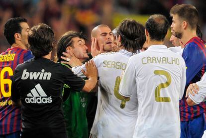 Enfrentamiento entre varios jugadores del Madrid y del Barcelona.