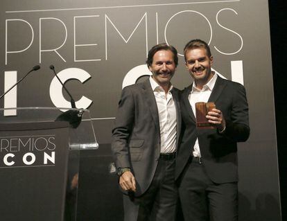 Joaquín Sáenz-Messia entrega el premio Innovación a la firma de gafas Hawkers.