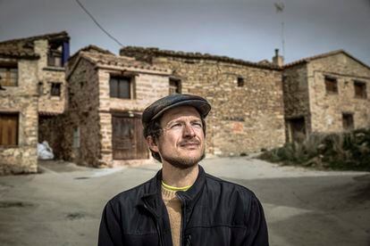 Yann Javier Medina, en la aldea de Almeza (Alpuente, Valencia), donde vive.