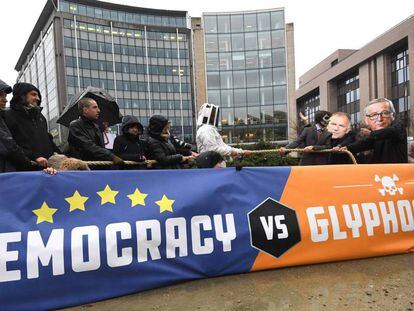 Activistas se manifiestan ante la Comisión Europea para pedir que no se apruebe la renovación del glifosato, en la mañana de este lunes en Bruselas.