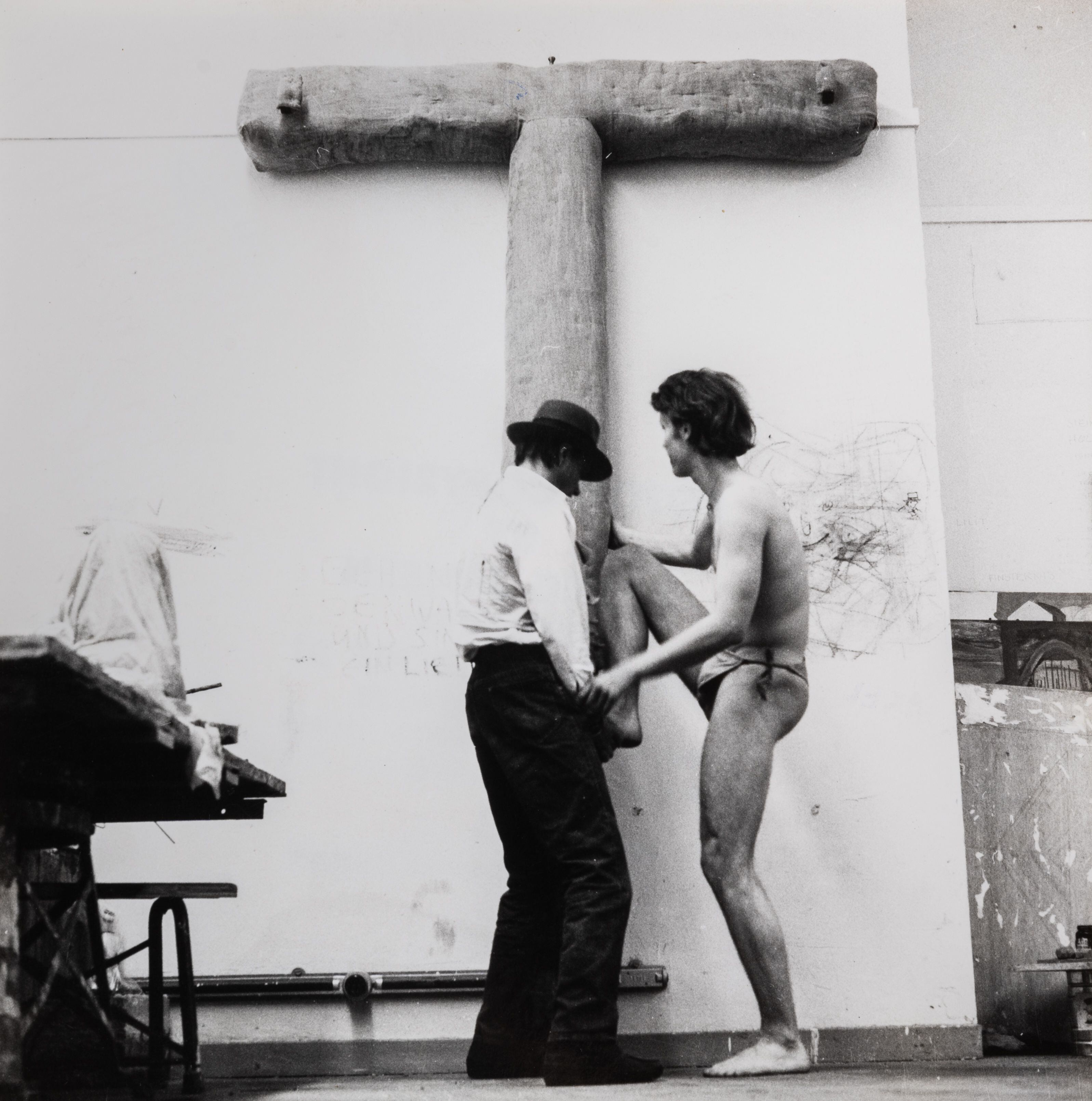 La acción 'Panganese' (1969), realizada en la clase del artista.