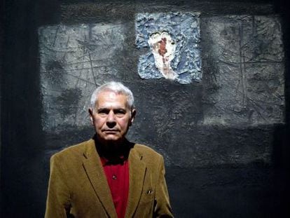 José Soler Vidal, conocido como Monjalés, ante una de sus obras en la exposición de la Fundación Chirivella Soriano de Valencia, en 2014.
