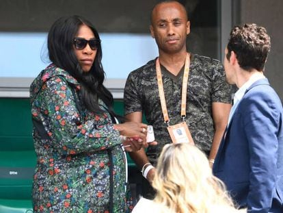 Serena Williams, a la izquierda, acude a ver competir a su hermana Venus Williams en Roland Garros.