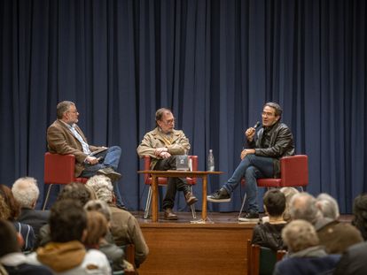 El escritor Juan Gabriel Vásquez charla con el poeta, Ramón Cote Baraibar, y Federico Díaz-Granados, de la editorial Visor.