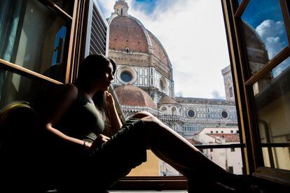 Una mujer en un Airbnb de Florencia.