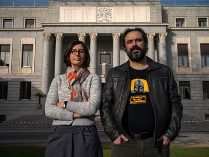 Sara Degli Esposti y David Arroyo, investigadores especializados en 'fake news', posan frente a la sede del CSIC en Madrid.