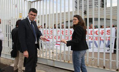 Enric Morera y Mònica Oltra, tras la verja del centro de RTVV en Burjassot, durante su visita a los trabajadores de la televisión pública.