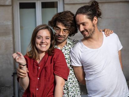 El director Carlos Marqués-Marcet (derecha) y los actores María Rodríguez y David Verdaguer.