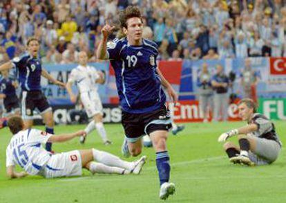 Messi celebra su primer gol en un Mundial ante Serbia y Montenegro en Alemania 2006.