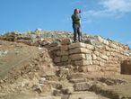 Un arqueólogo sobre una de las dos torres halladas del yacimiento de Los Rodiles.